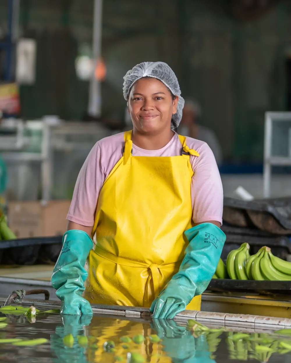 Retrato de una trabajadora en una empacadora de banano
